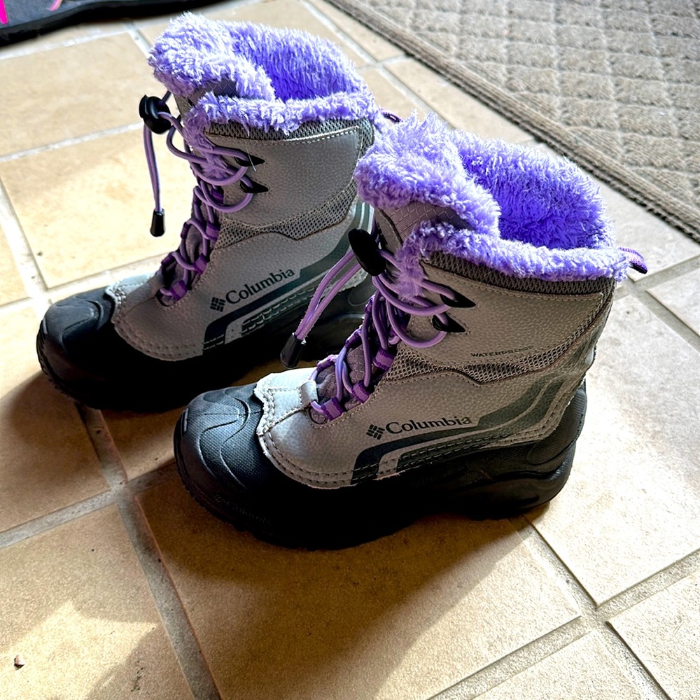 Columbia girls boots 🥾 sz 3, gently used and lots of life left!!! ☃️